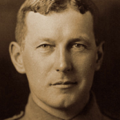 nl.wikipedia.org/wiki/John_McCrae#/media/File:John_McCrae_in_uniform_circa_1914.jpg.