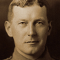 nl.wikipedia.org/wiki/John_McCrae#/media/File:John_McCrae_in_uniform_circa_1914.jpg.
