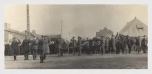 Bron:   https://nl.wikipedia.org/wiki/John_McCrae#/media/File:John_McCrae%27s_Funeral_Procession_to_Wimereux.jpg.