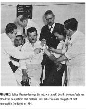 Julius Wagner Jauregg (in het zwarte pak)  bekijkt de transfusie van bloed van een patient met malarie