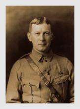 Bron: https://nl.wikipedia.org/wiki/John_McCrae#/media/File:John_McCrae_in_uniform_circa_1914.jpg.