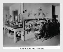 Onderzoek naar chemische wapens in het ‘man test laboratory’, Washington, DC, 1917 | Bron: Fries AA, West CJ. Chemical warfare. New York: McGraw-Hill Book Co.; 1921. p. 264.12